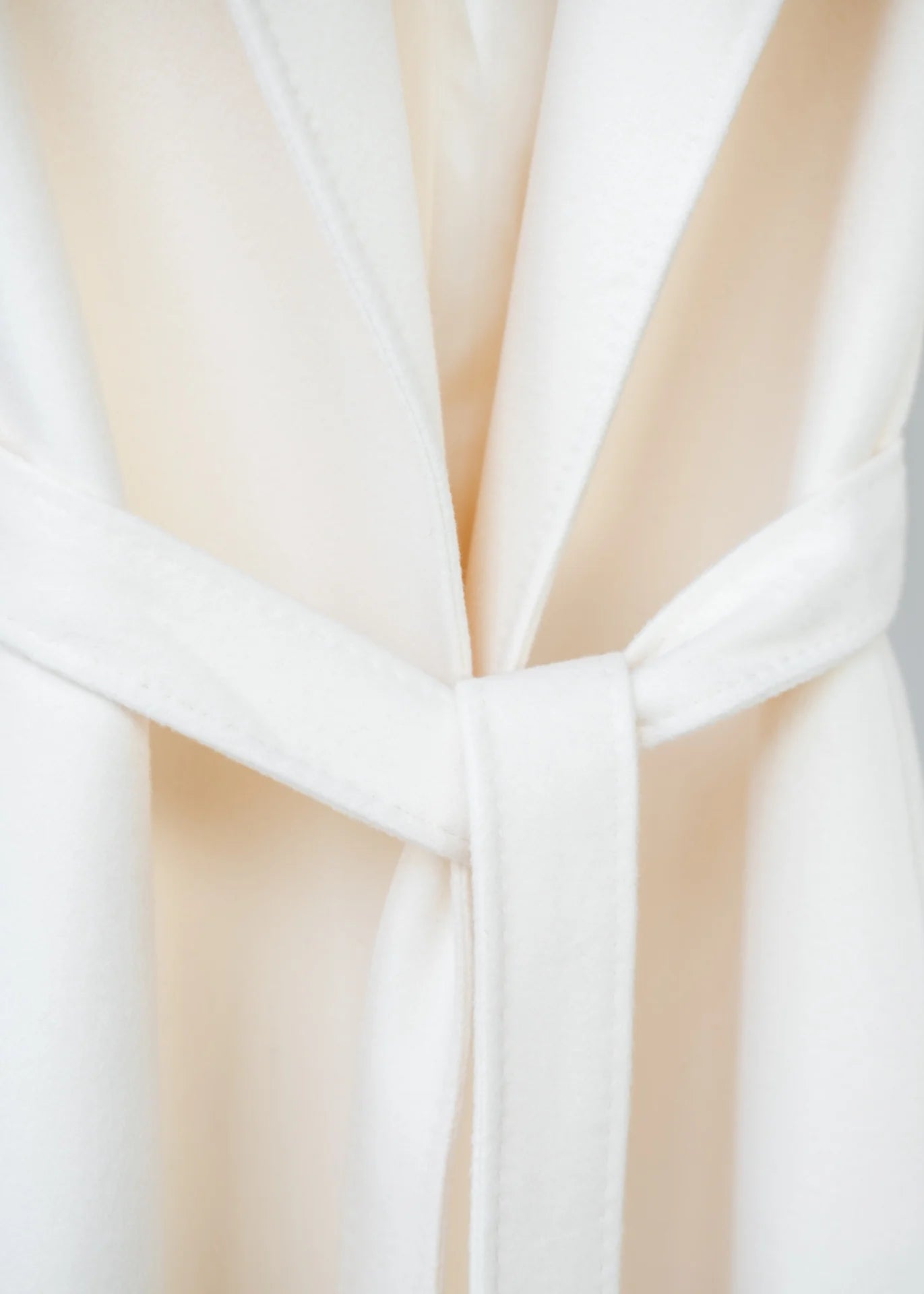 Langer Wollmantel mit Gürtel