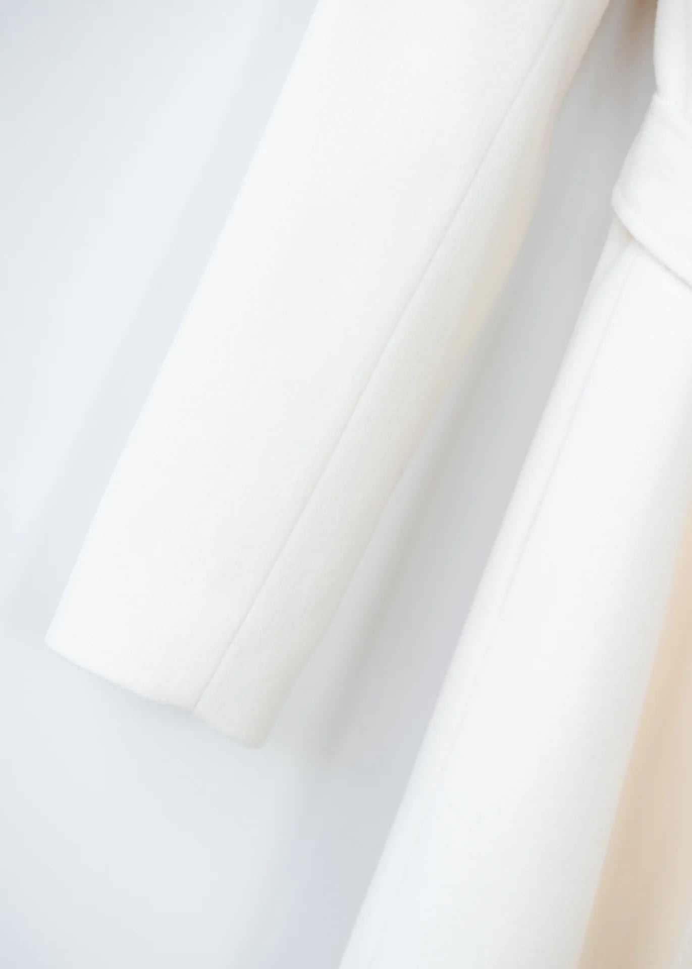 Langer Wollmantel mit Gürtel