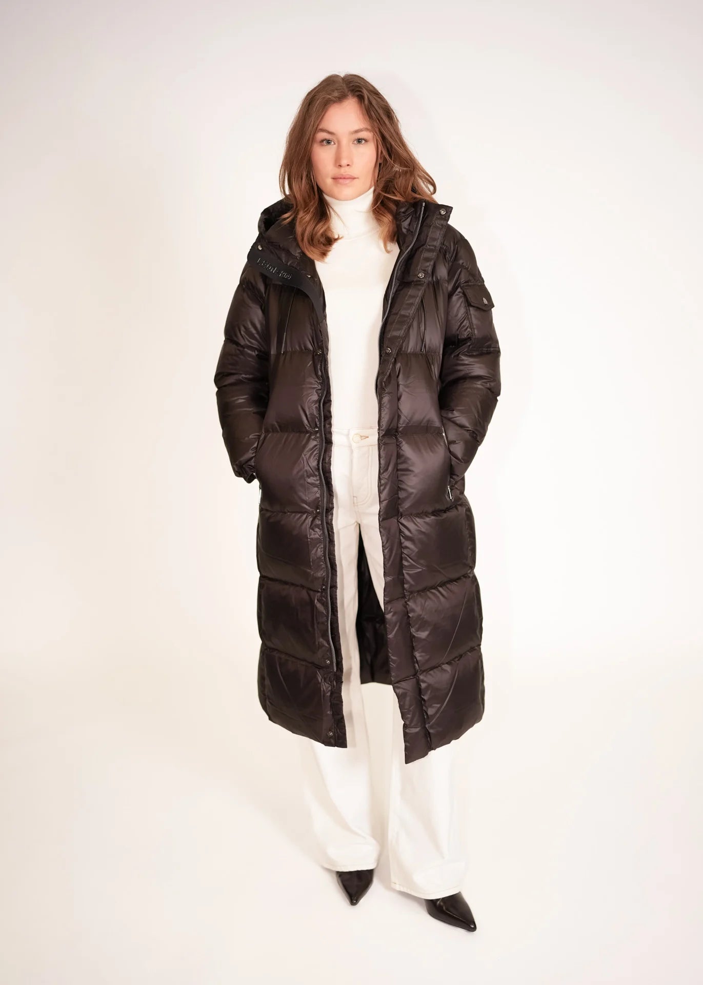 Langer Daunenmantel mit Kapuze