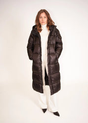 Langer Daunenmantel mit Kapuze