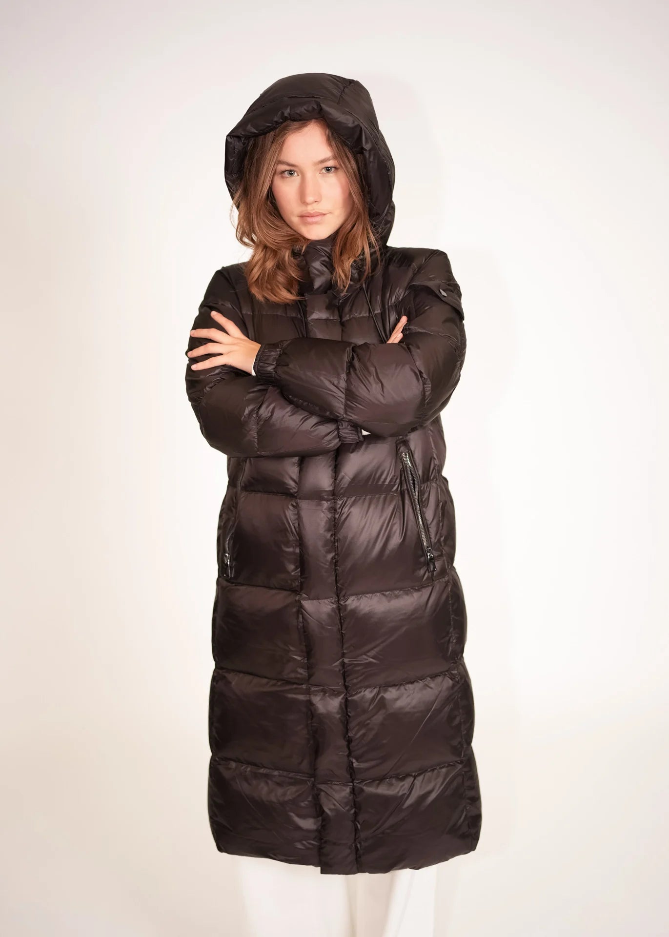Langer Daunenmantel mit Kapuze
