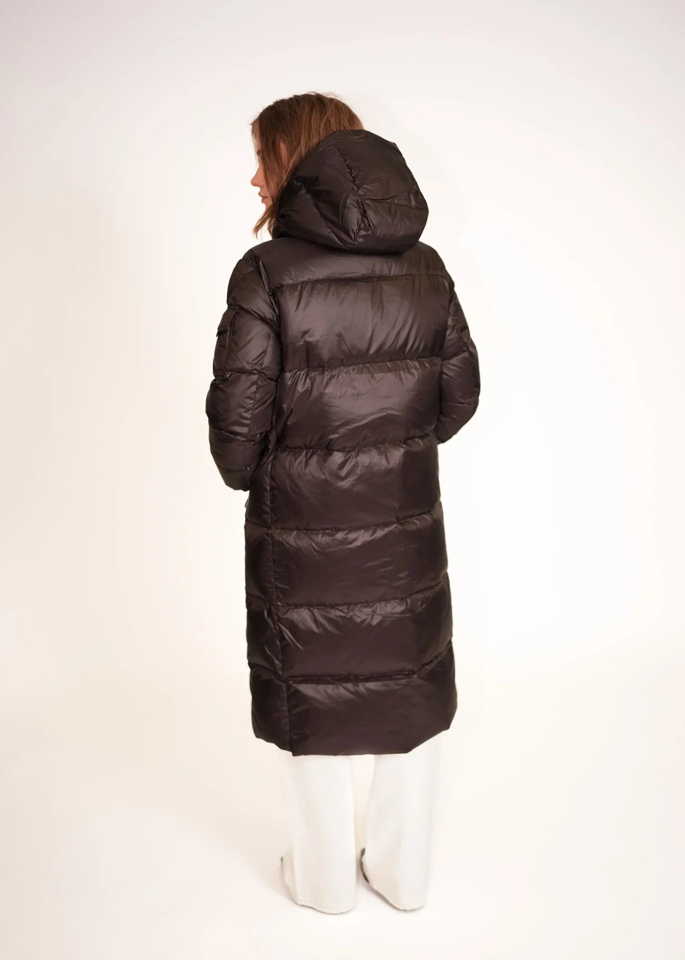 Langer Daunenmantel mit Kapuze
