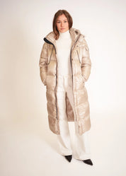 Langer Daunenmantel mit Kapuze