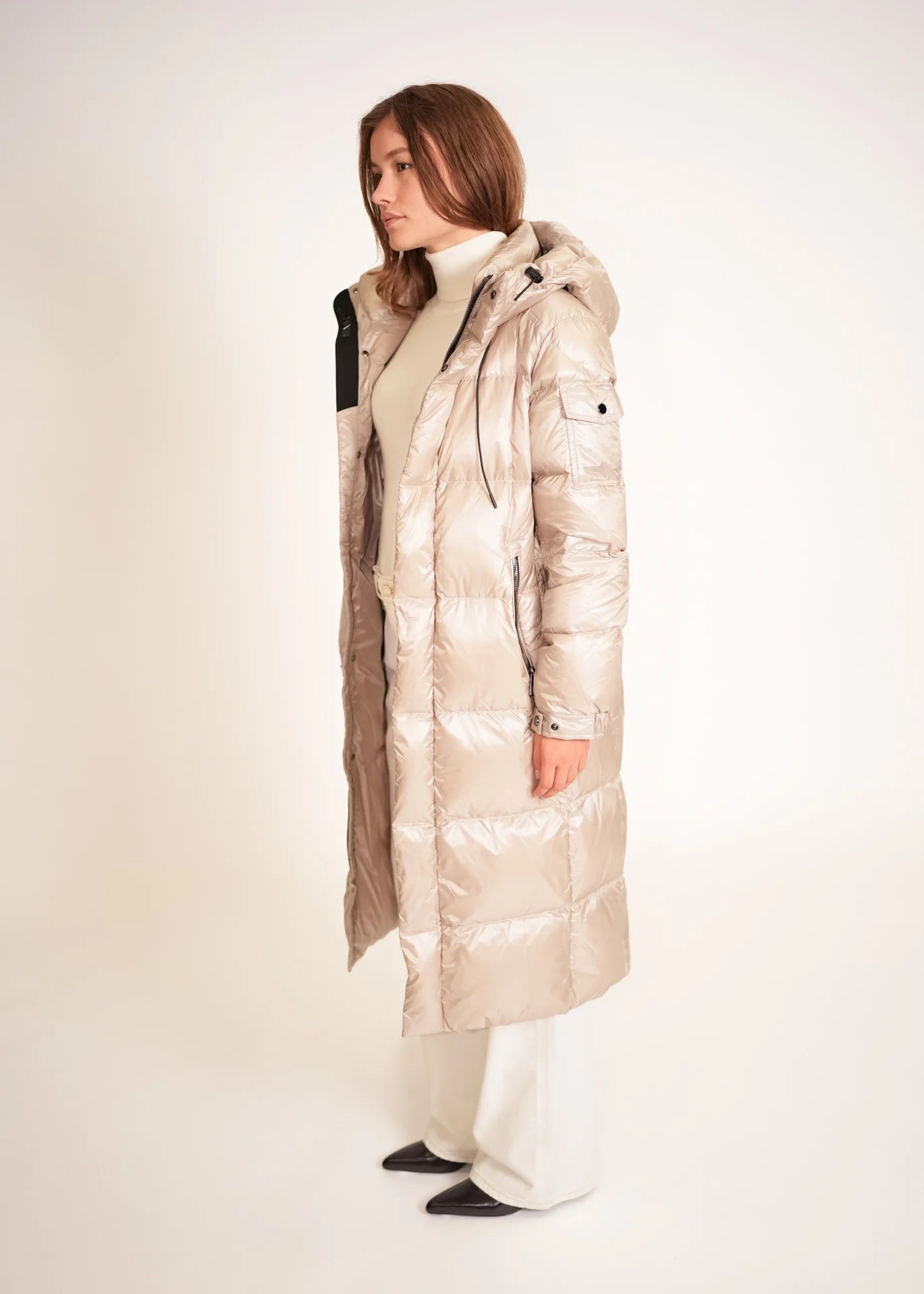 Langer Daunenmantel mit Kapuze
