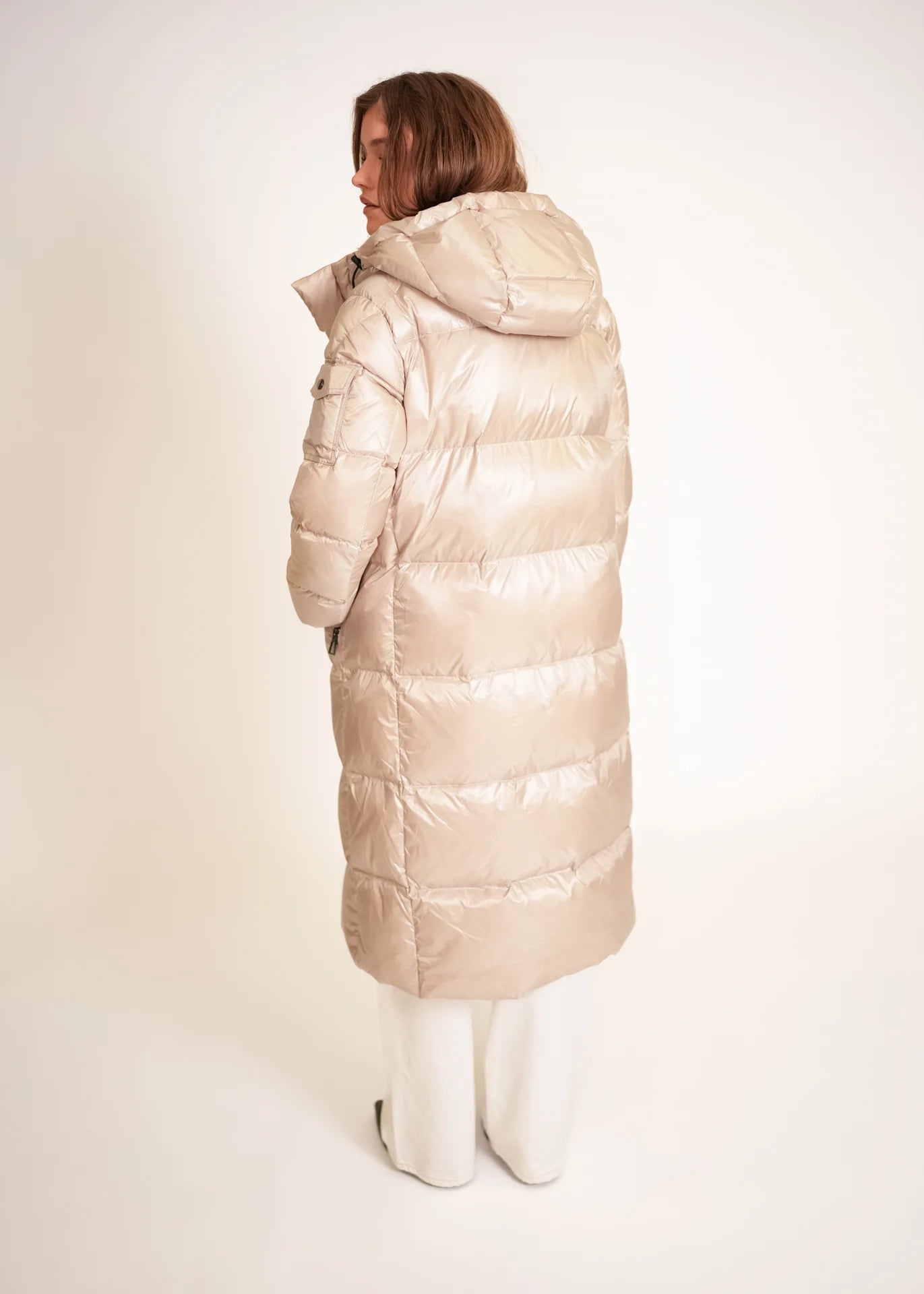 Langer Daunenmantel mit Kapuze