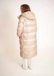 Langer Daunenmantel mit Kapuze