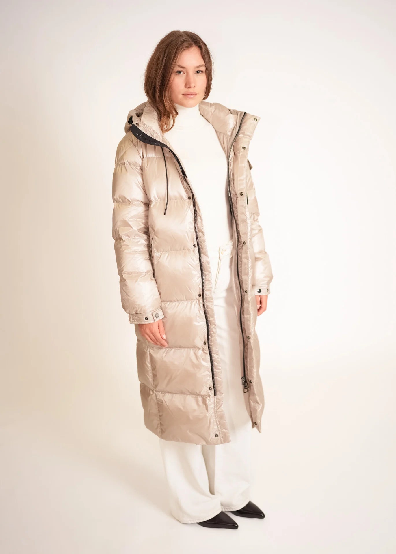 Langer Daunenmantel mit Kapuze