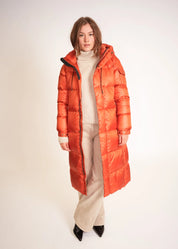 Langer Daunenmantel mit Kapuze