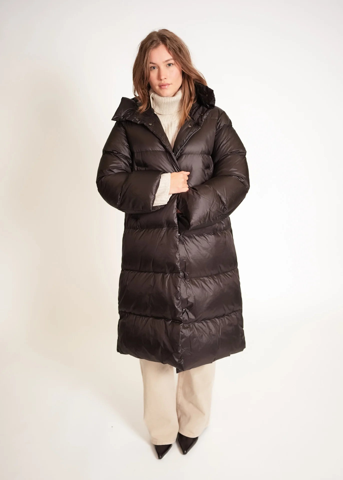 Langer Daunenmantel mit Kapuze