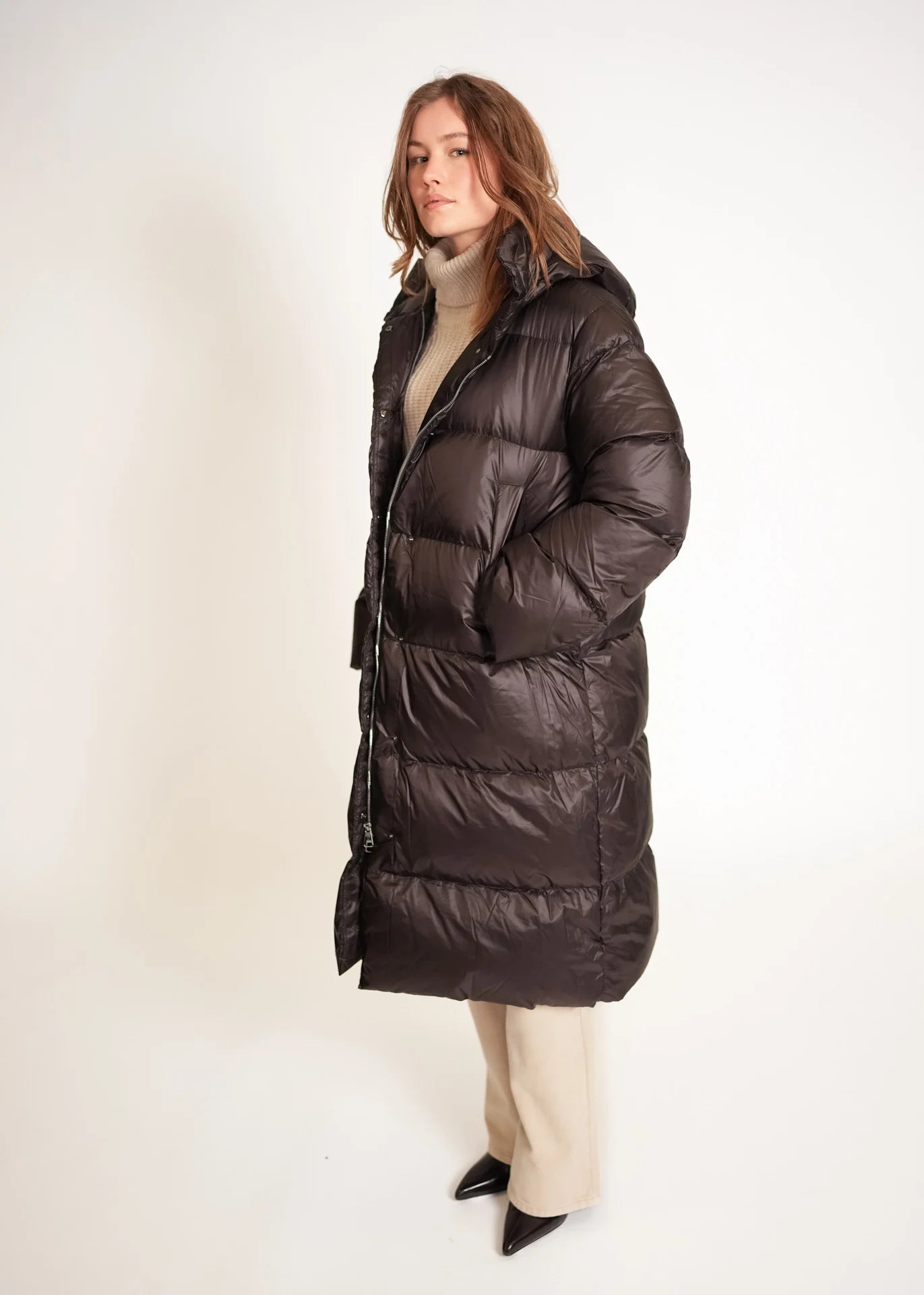 Langer Daunenmantel mit Kapuze