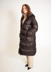 Langer Daunenmantel mit Kapuze