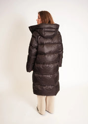 Langer Daunenmantel mit Kapuze