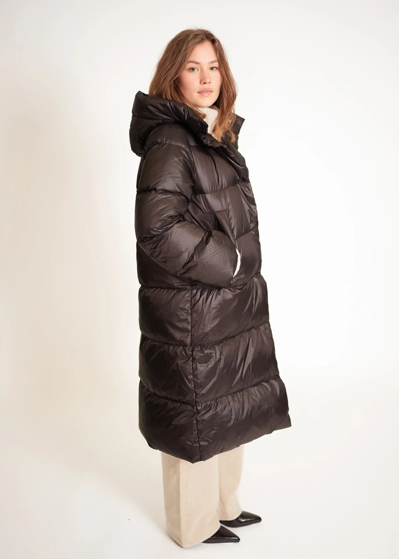 Langer Daunenmantel mit Kapuze