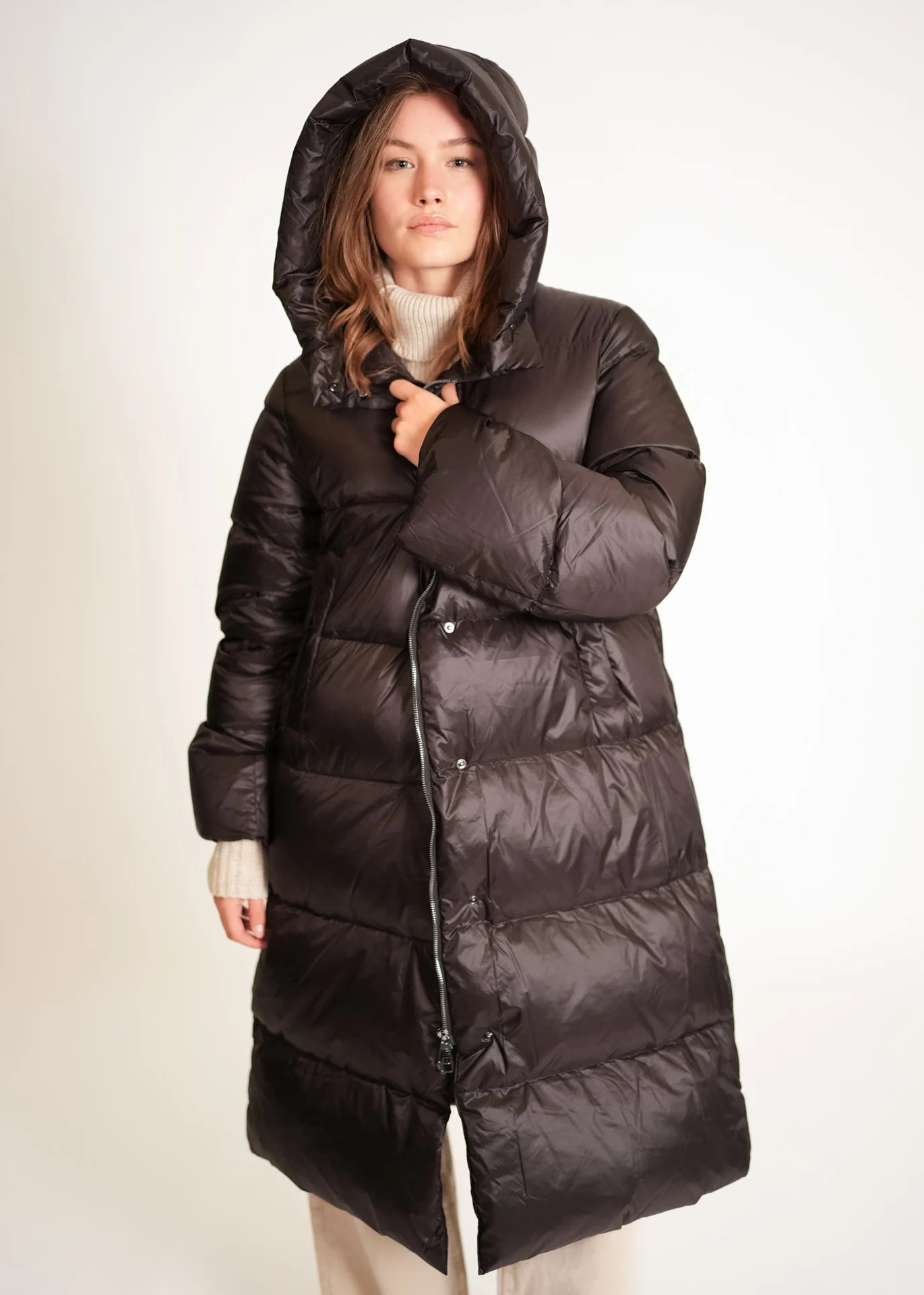 Langer Daunenmantel mit Kapuze