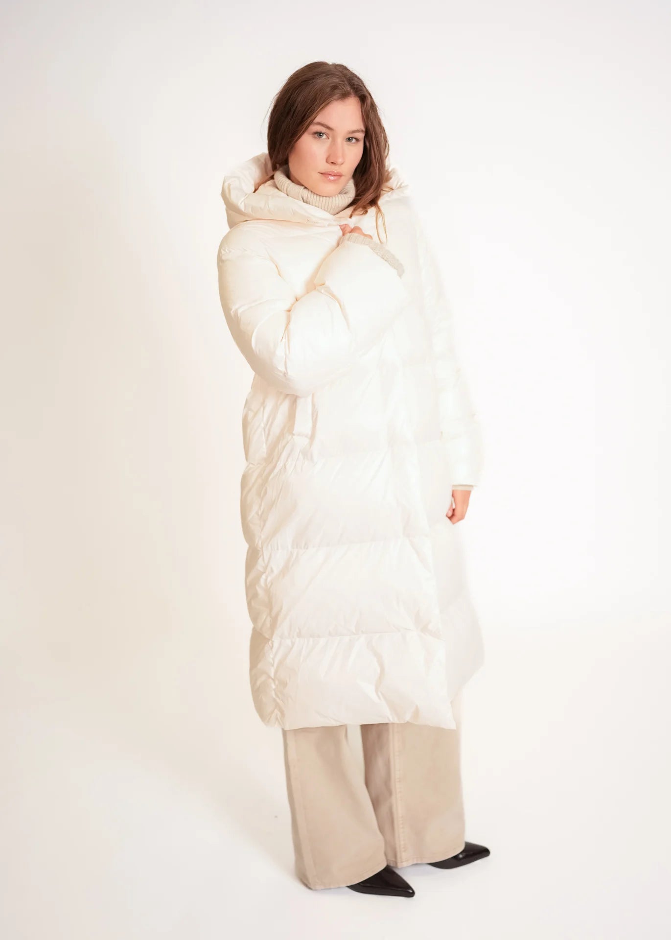 Langer Daunenmantel mit Kapuze