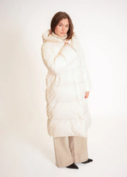 Langer Daunenmantel mit Kapuze