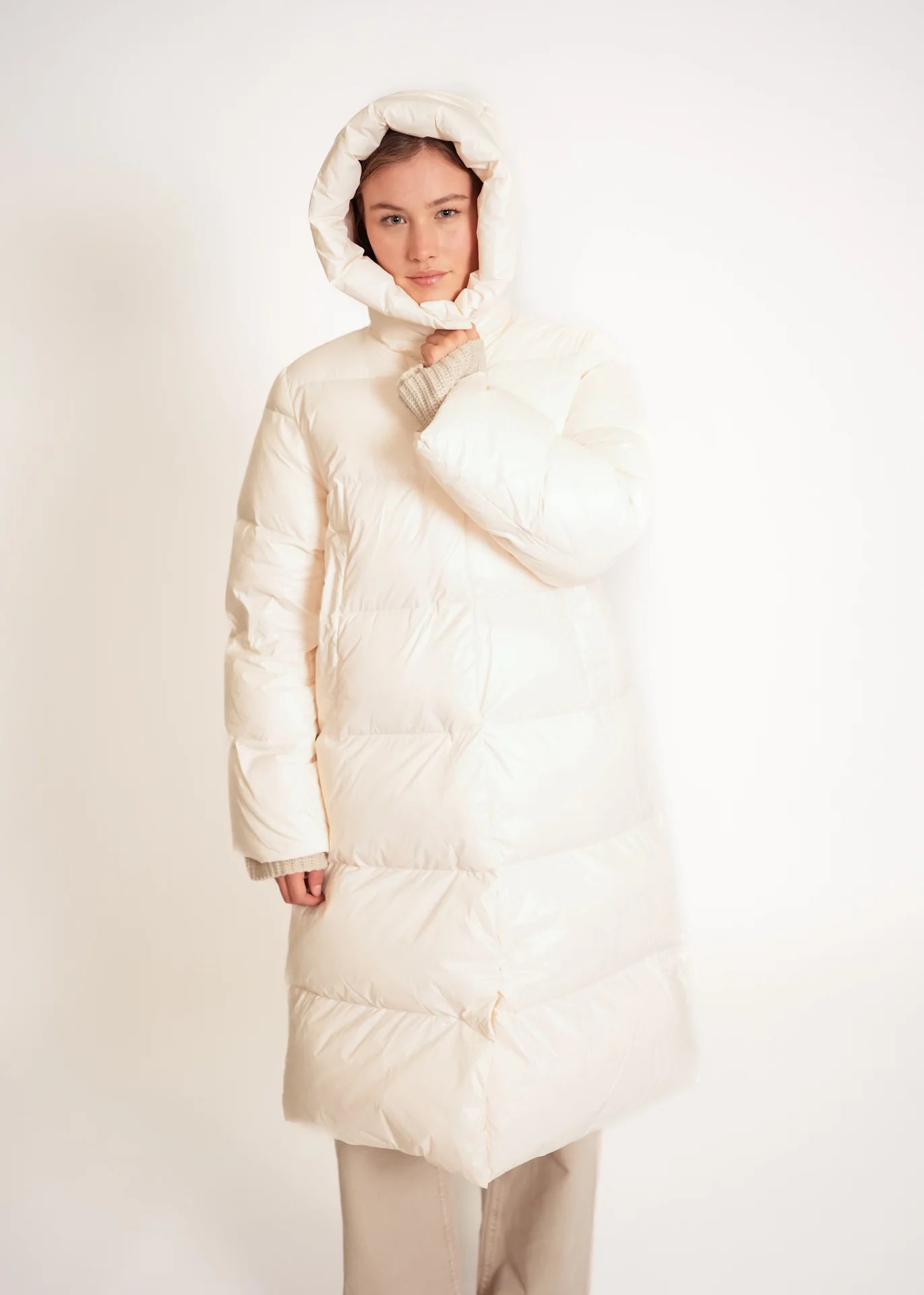 Langer Daunenmantel mit Kapuze