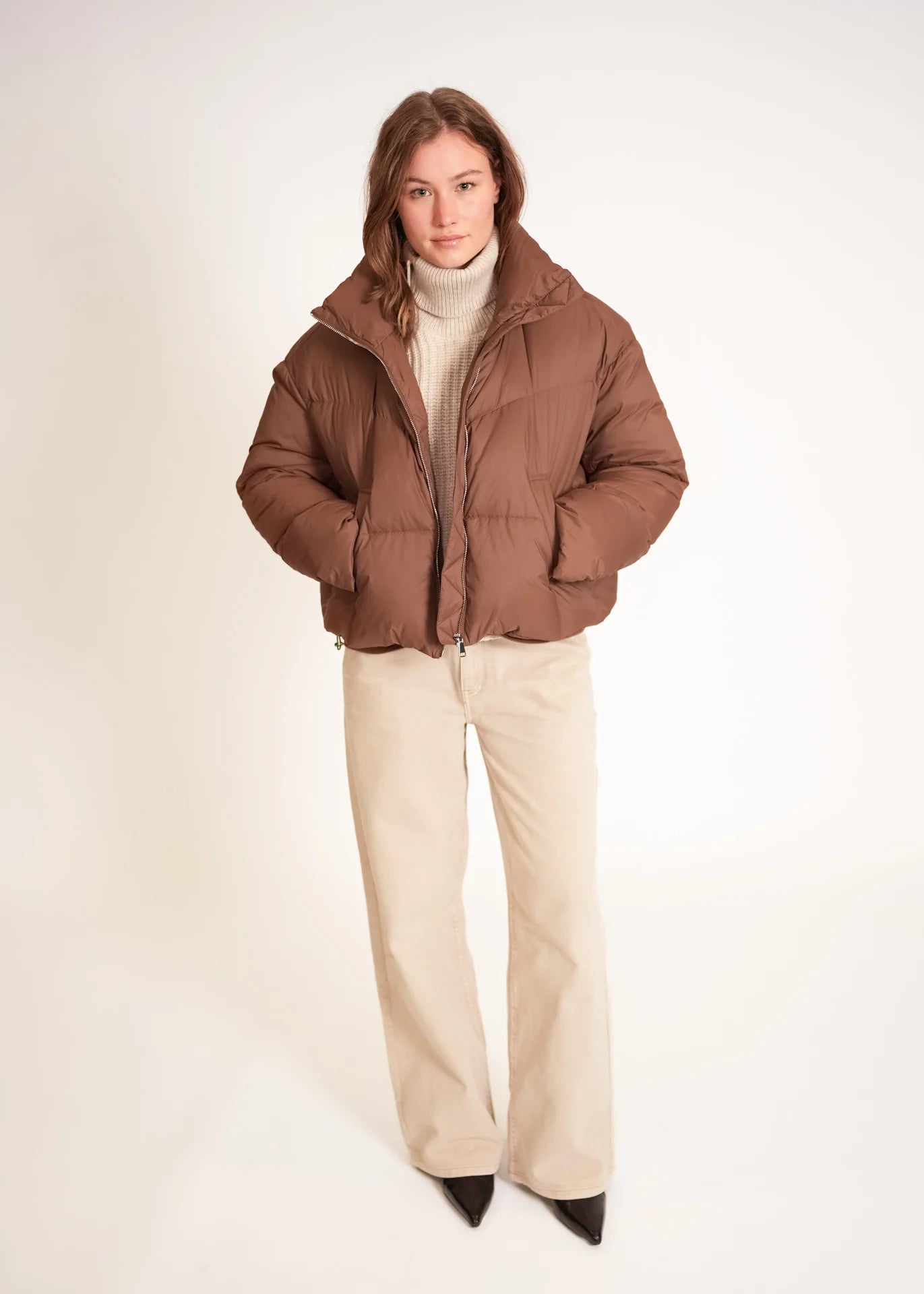 Kurze Daunenjacke mit hohem Kragen