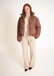 Kurze Daunenjacke mit hohem Kragen