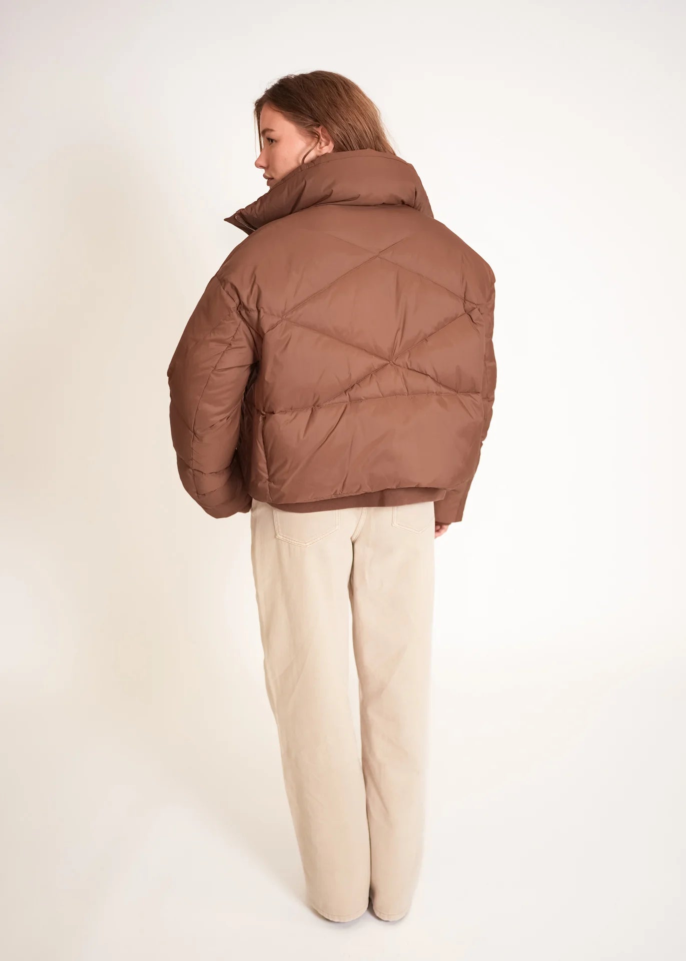 Kurze Daunenjacke mit hohem Kragen