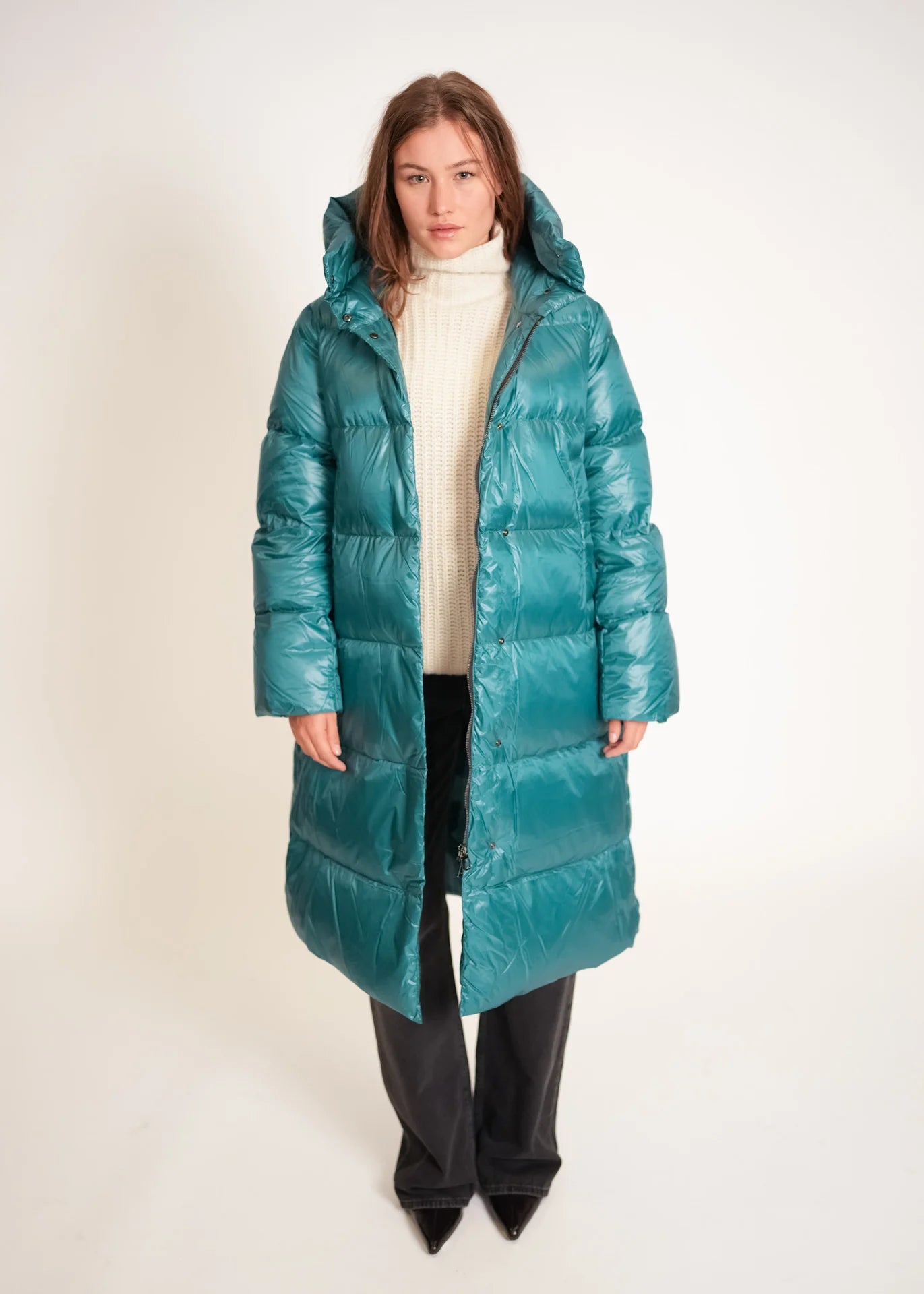 Langer Daunenmantel mit Kapuze