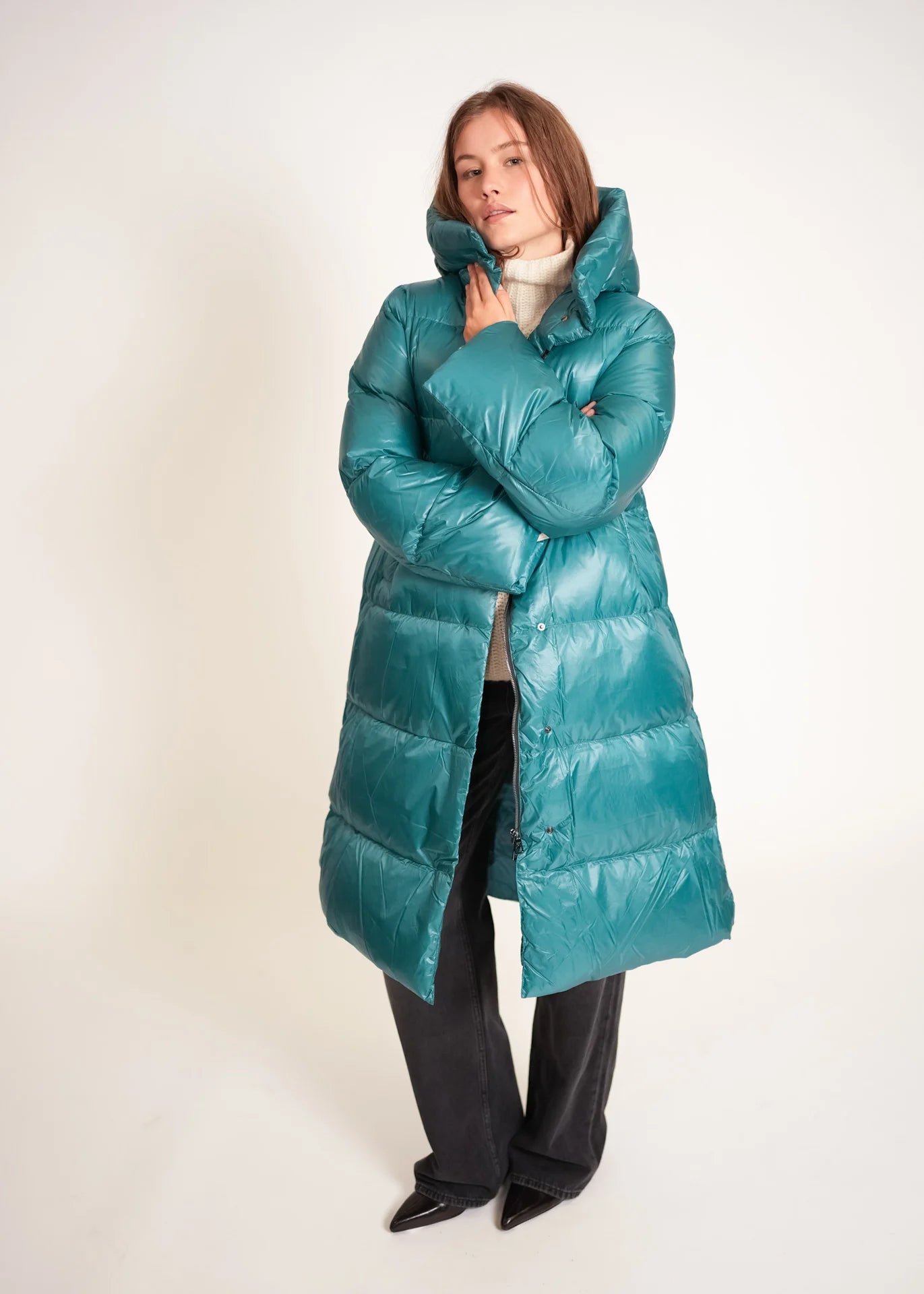 Langer Daunenmantel mit Kapuze