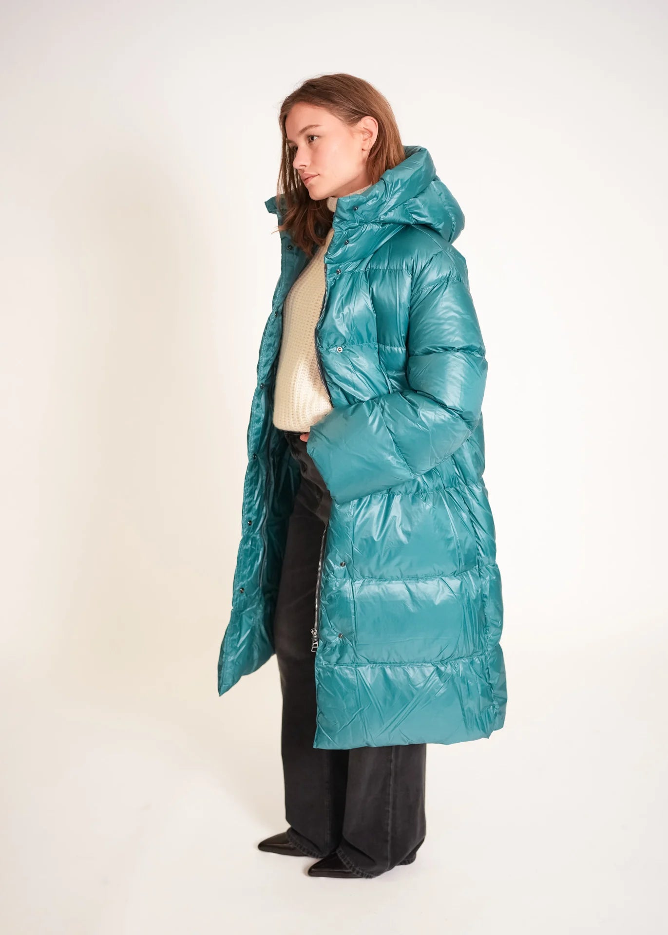 Langer Daunenmantel mit Kapuze