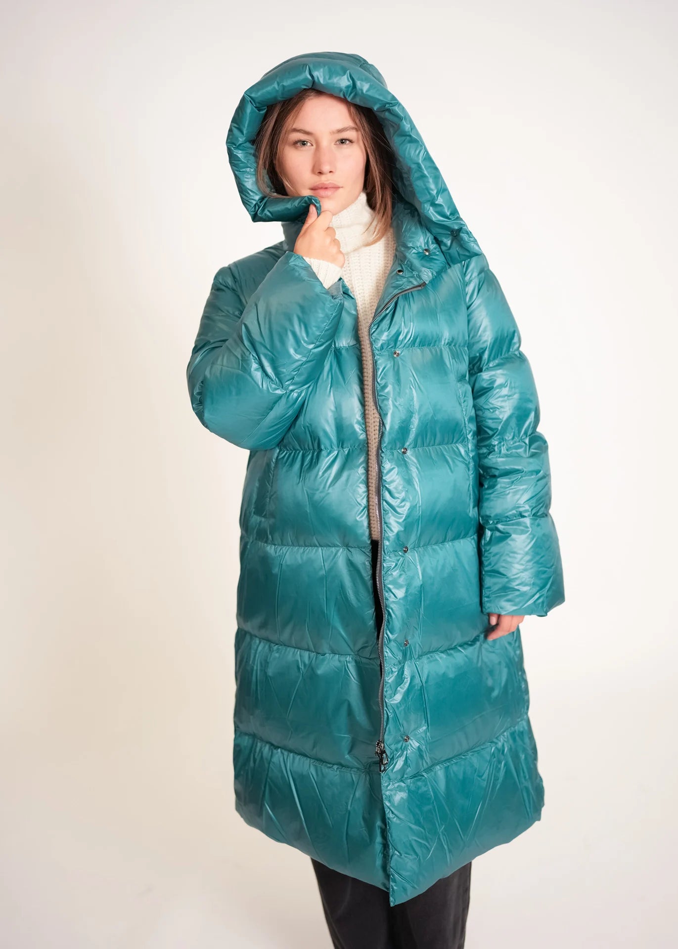 Langer Daunenmantel mit Kapuze