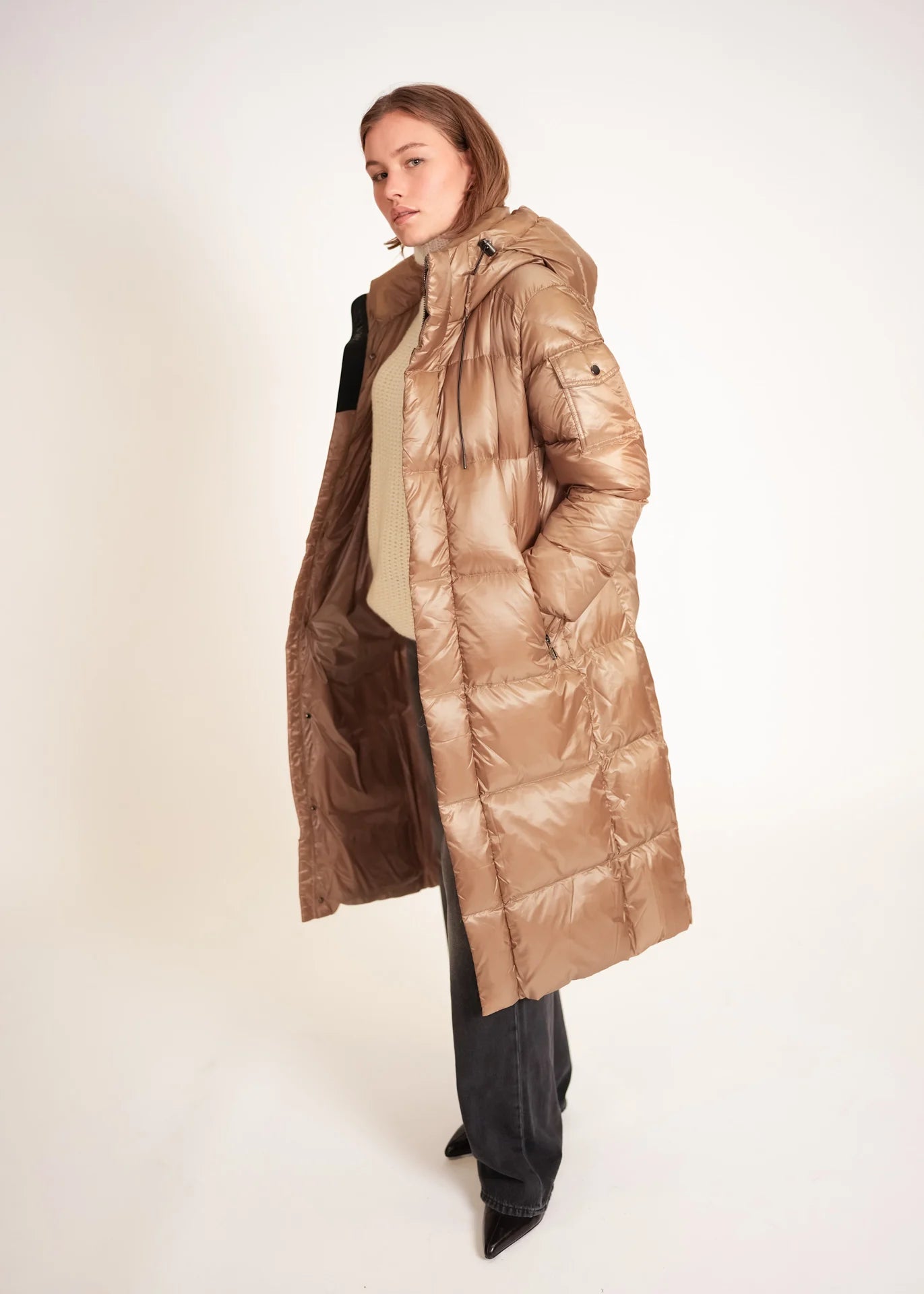 Langer Daunenmantel mit Kapuze