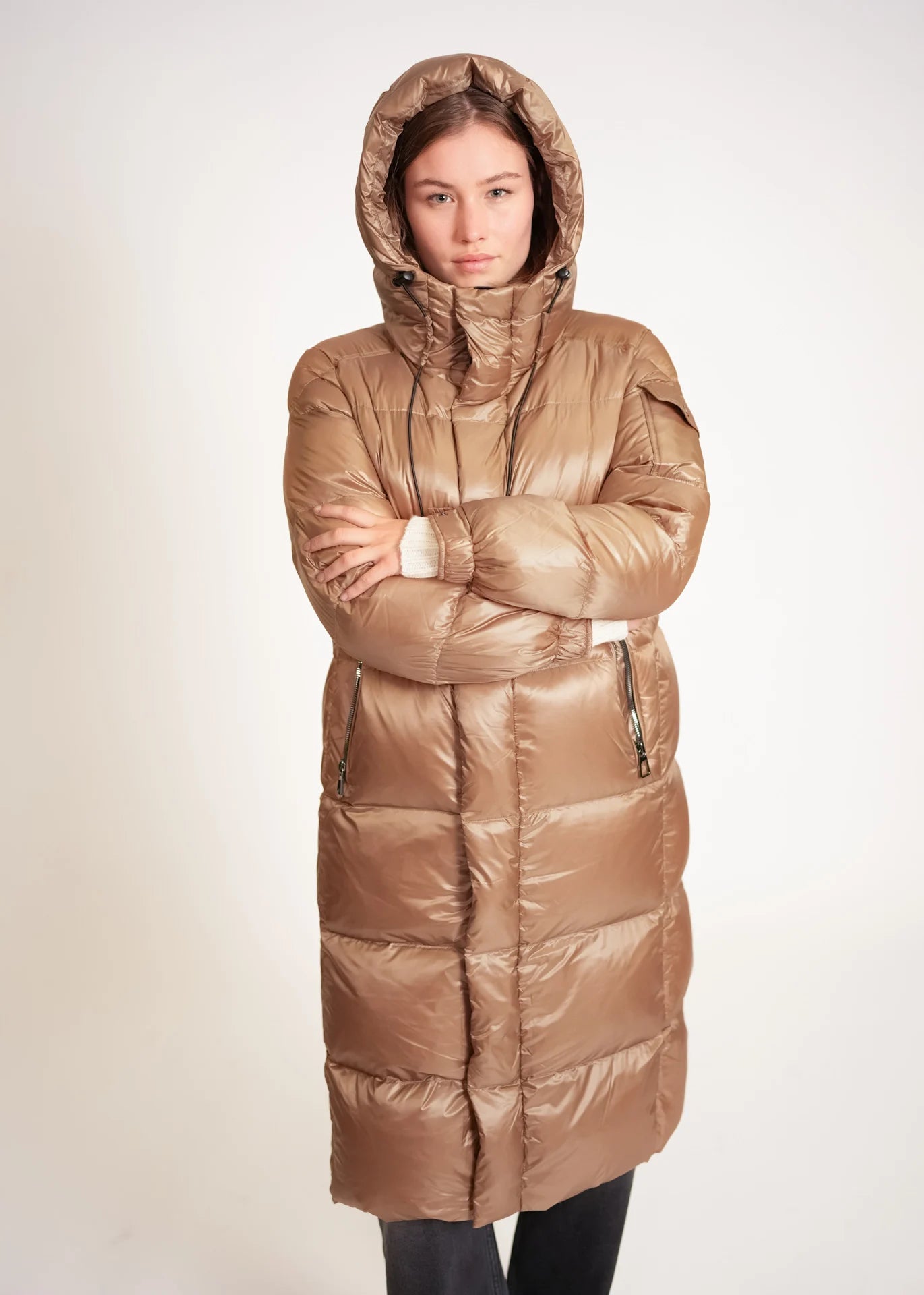 Langer Daunenmantel mit Kapuze