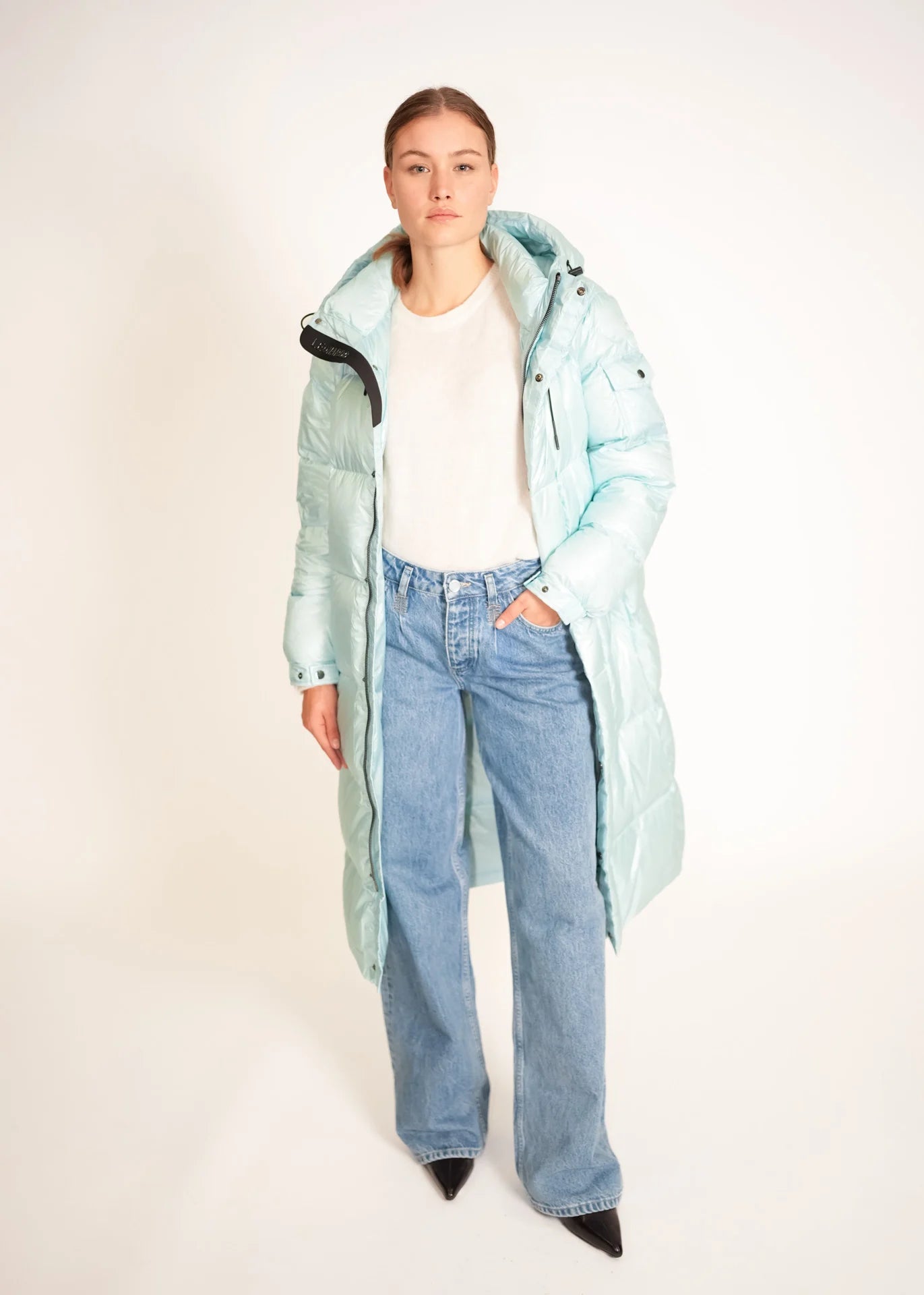 Langer Daunenmantel mit Kapuze