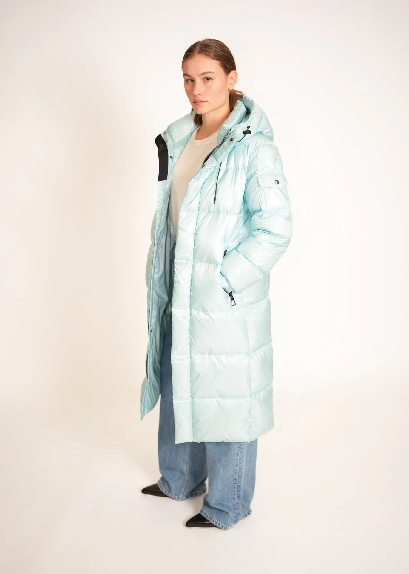 Langer Daunenmantel mit Kapuze