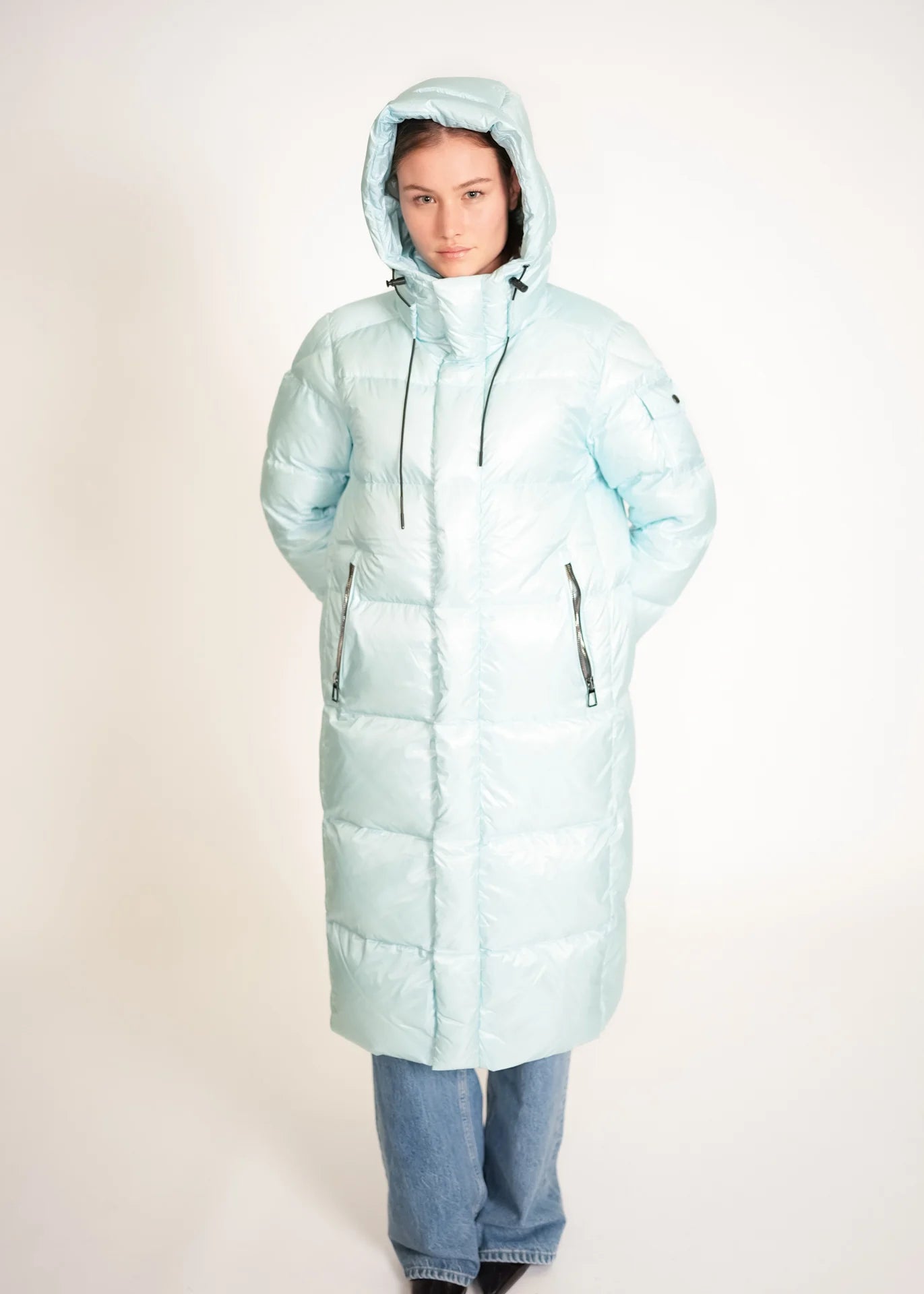 Langer Daunenmantel mit Kapuze