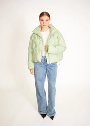 Kurze Daunenjacke mit hohem Kragen