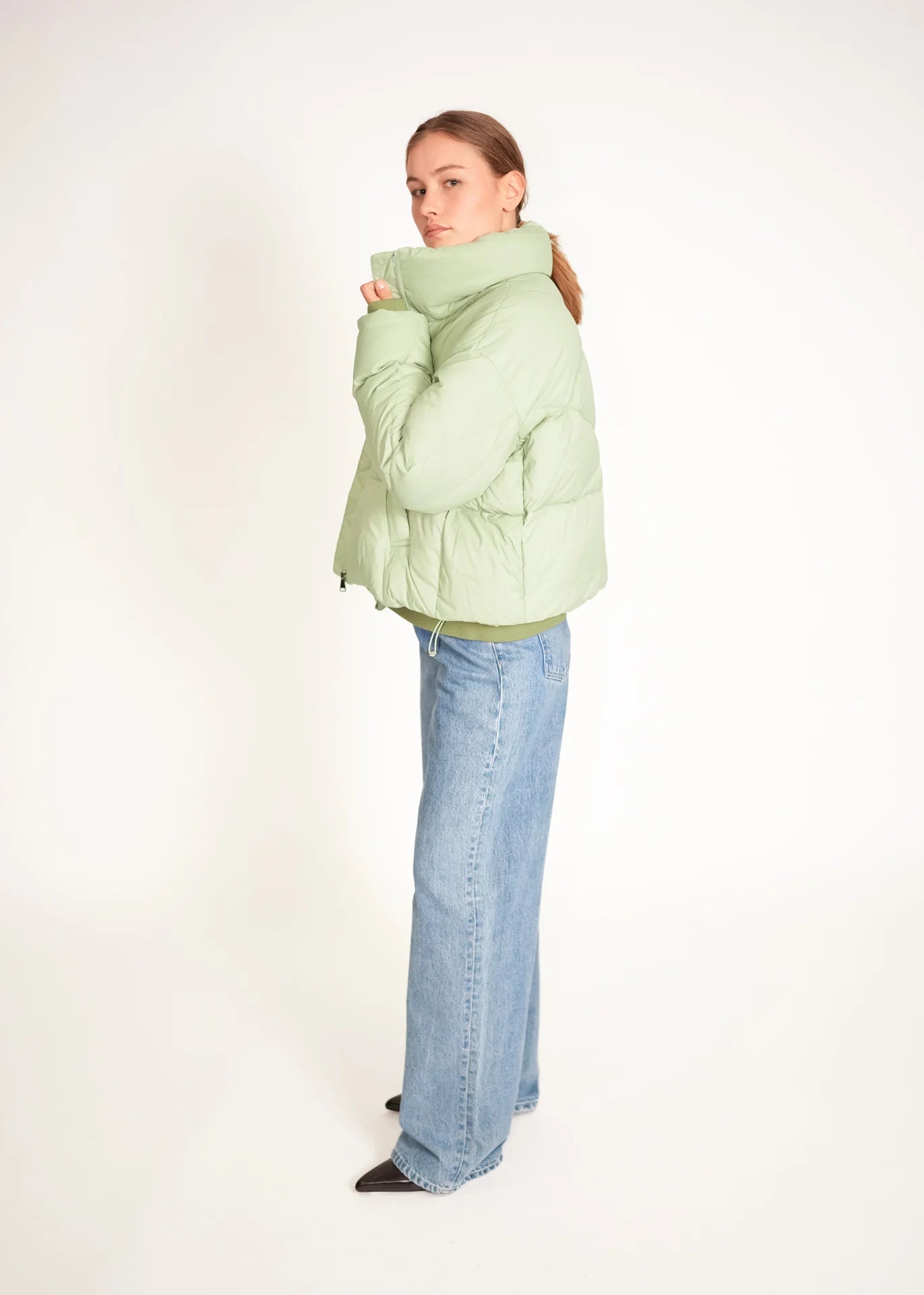 Kurze Daunenjacke mit hohem Kragen