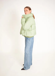 Kurze Daunenjacke mit hohem Kragen