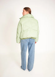 Kurze Daunenjacke mit hohem Kragen