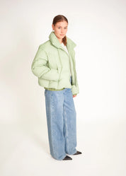 Kurze Daunenjacke mit hohem Kragen