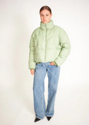 Kurze Daunenjacke mit hohem Kragen