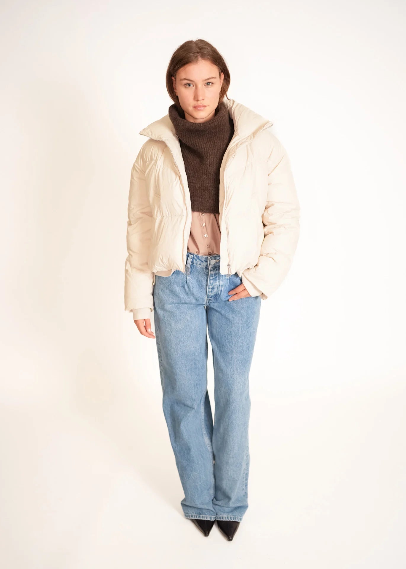 Kurze Daunenjacke mit hohem Kragen