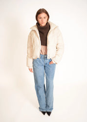 Kurze Daunenjacke mit hohem Kragen