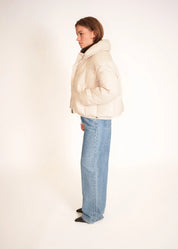 Kurze Daunenjacke mit hohem Kragen