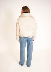 Kurze Daunenjacke mit hohem Kragen