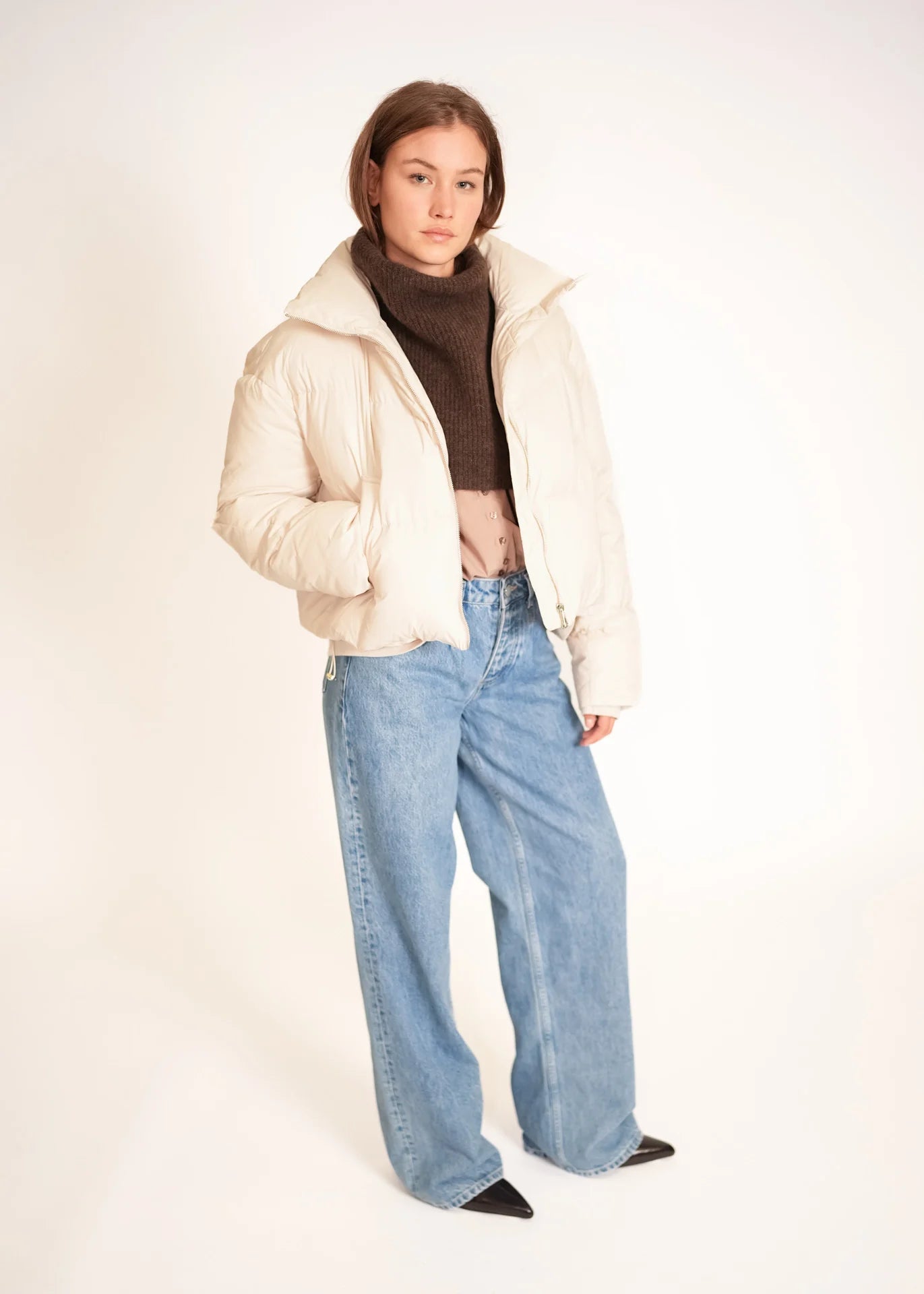 Kurze Daunenjacke mit hohem Kragen