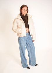 Kurze Daunenjacke mit hohem Kragen