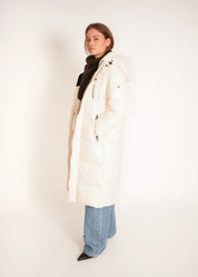 Langer Daunenmantel mit Kapuze