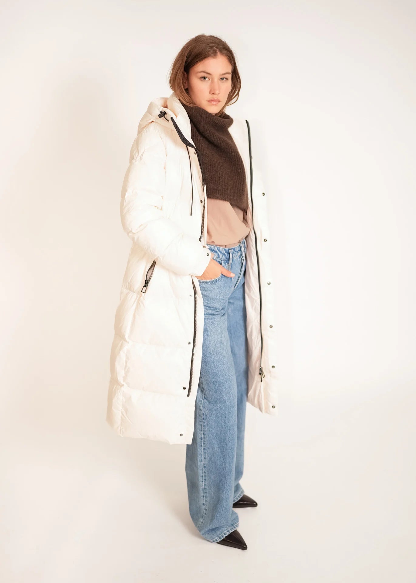 Langer Daunenmantel mit Kapuze