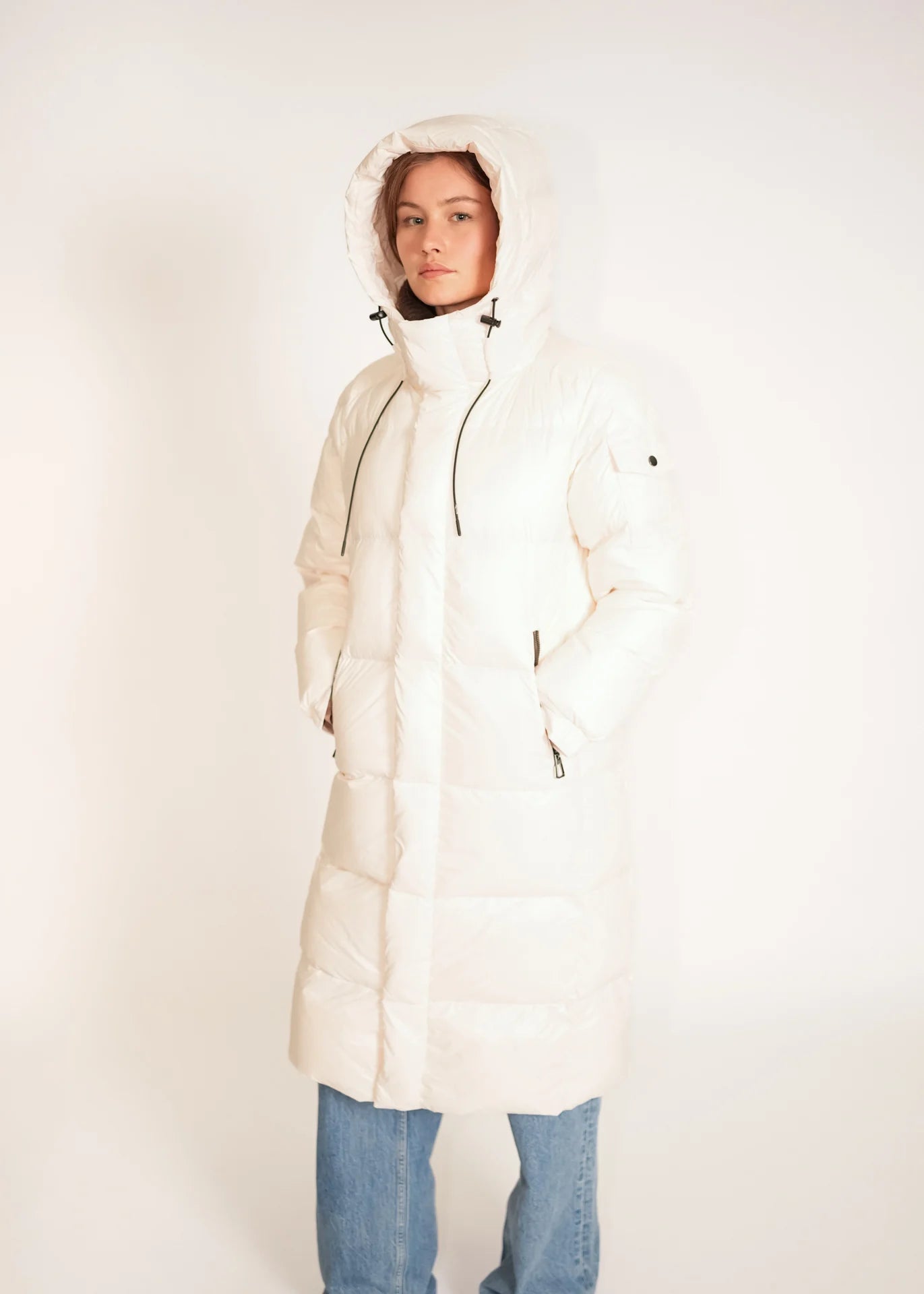 Langer Daunenmantel mit Kapuze