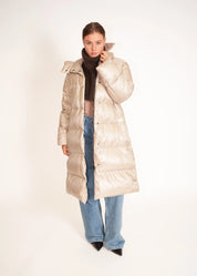 Langer Daunenmantel mit Kapuze