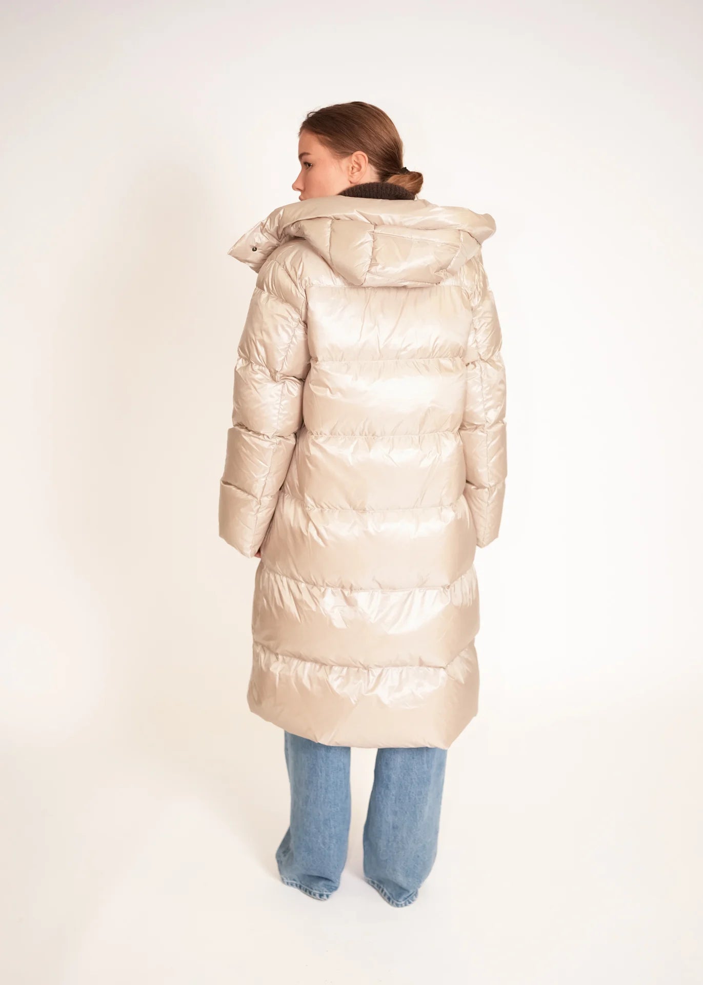 Langer Daunenmantel mit Kapuze